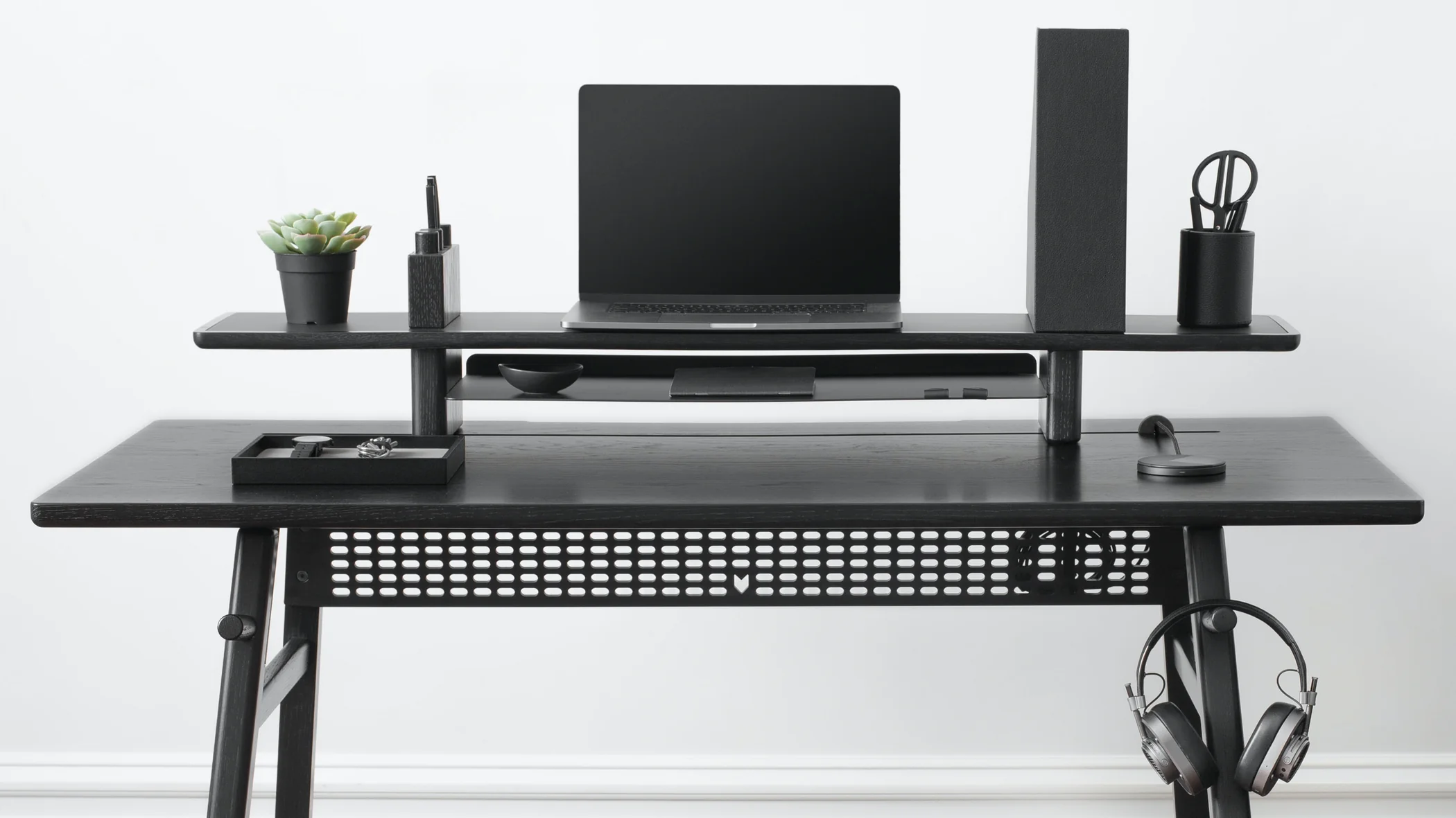 Gallery-02-artifox-lift-black-oak_e56b6cfd-206b-4818-a0cb-23810c6a4a84_2100x