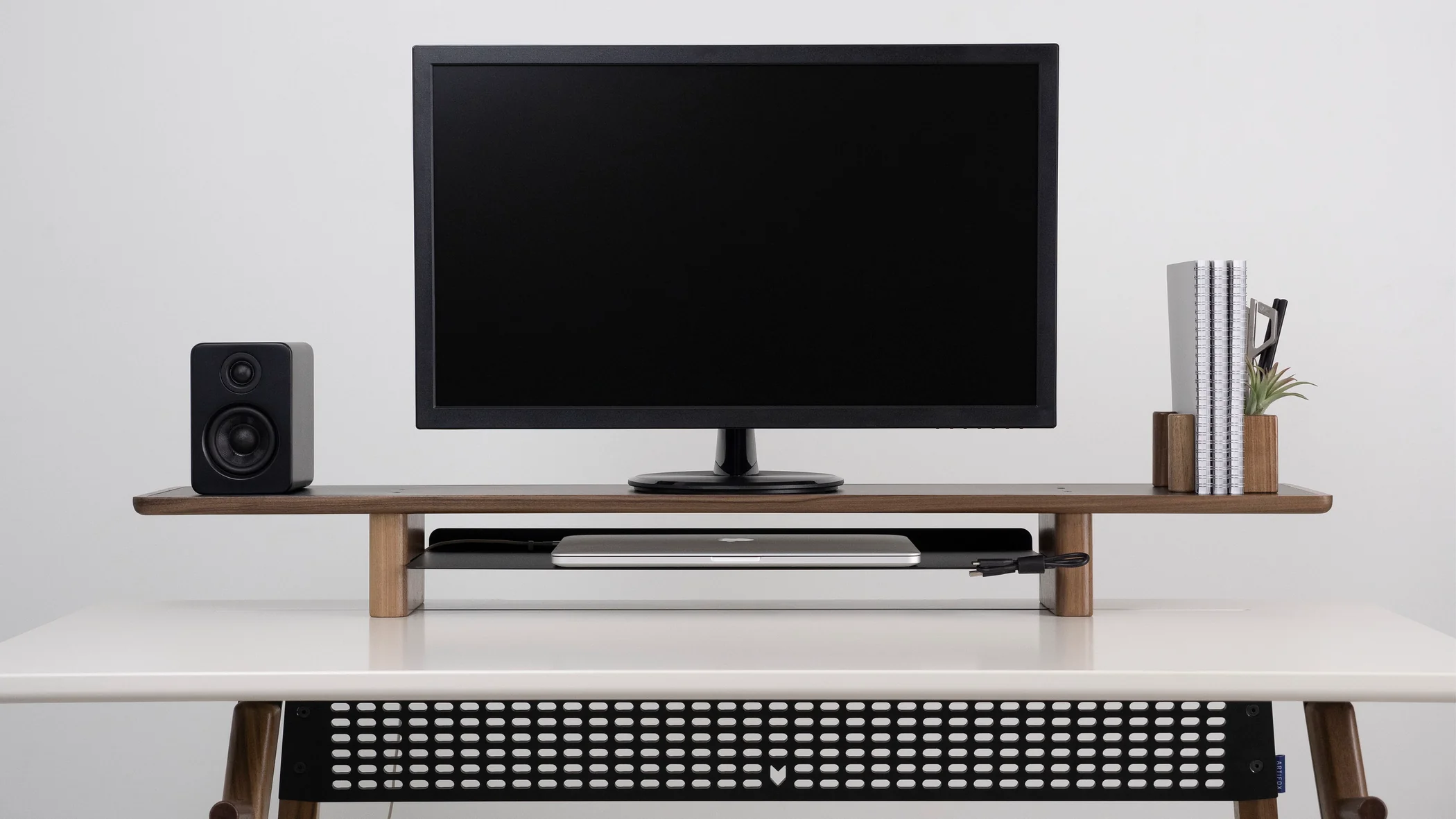 Gallery-03-artifox-lift-walnut_c02a3c81-d487-4744-b97a-e9528596a3e8_2100x